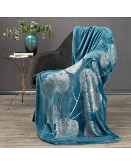 Koc flano 150x200 cm niebieski miękki i miły w dotyku z błyszczącym nadrukiem z motywem liści eukaliptusa GINKO 2 Eurofirany Pre