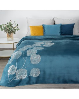 Koc flano 150x200 cm niebieski miękki i miły w dotyku z błyszczącym nadrukiem z motywem liści eukaliptusa GINKO 2 Eurofirany Pre