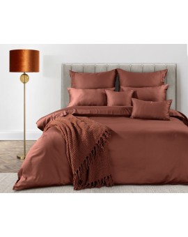 Pościel 220x200 cm z bawełny, makosatyny kolor marsala z ozdobną kantą i haftem kolekcja MINGE ELEGANTE