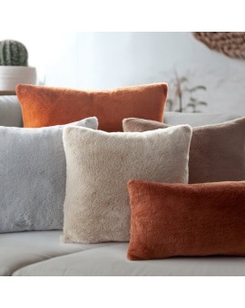 Poszewka na poduszkę 30x50 cm jasnobrązowa z miękkiej futrzanej tkaniny NINA Eurofirany | Time- 2