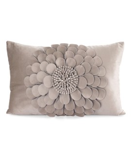 Poszewka na poduszkę 30 x 50 cm z welwetu kolor beżowy zdobiona trójwymiarowym motywem kwiatu FLORES 2