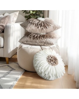 Okrągła poduszka o średnicy 40 cm z welwetu kolor pudrowo, kremowy zdobiona trójwymiarowym kwiatem FLORES 4 Eurofirany | Time- 2